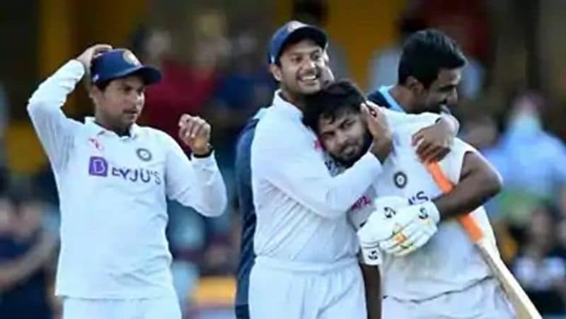 टीम इंडिया के युवा विकेटकीपर बल्लेबाज ऋषभ पंत ने बहुत कम समय में अपना नाम बना लिया है। हाल ही में ऑस्ट्रेलिया के खिलाफ खेली उनकी विनिंग पारी को सालों साल तक याद किया जाएगा। 