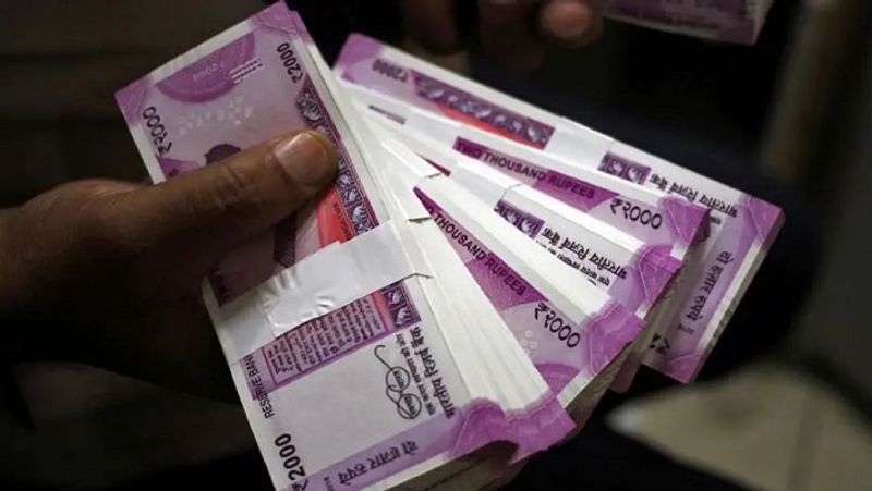 कई टैक्स एक्सपर्ट्स का मानना है कि इस बजट में इनकम टैक्स के सेक्शन 80C के तहत टैक्स में छूट की लिमिट को बढ़ा कर 3 लाख रुपए किया जा सकता है। ए्क्सपर्ट्स का मानना है कि अगर ऐसा किया जाता है, तो इससे निवेश में बढ़ोत्तरी होगी और अर्थव्यवस्था में सुधार होगा। (फाइल फोटो)