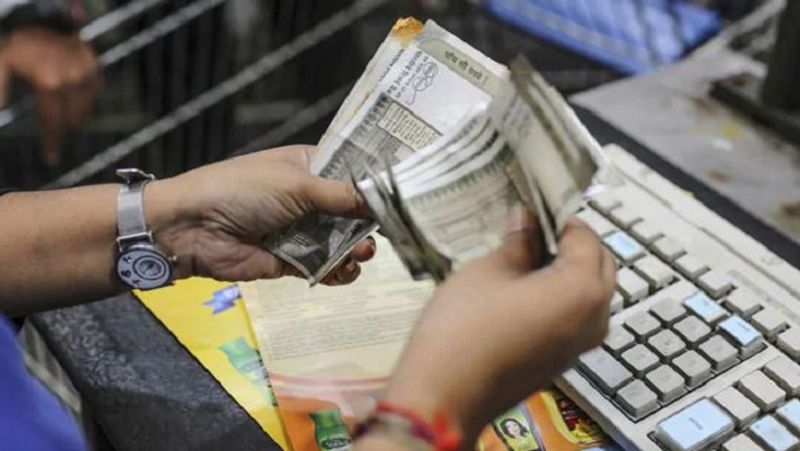 लाइफ इन्श्योरेंस और पेंशन फंड की योजनाओं में लॉन्ग टर्म इन्वेस्टमेंट से सरकार को अच्छा-खासा फंड मिलता है। इसमें बढ़ोत्तरी होने पर अर्थव्यवस्था की सुस्ती दूर हो सकती है और उसे नई रफ्तार मिल सकती है। इसलिए सरकार को बजट में कुछ ऐसे प्रावधान करने होंगे, ताकि इन योजनाओं में निवेश बढ़ सके। इसके लिए टैक्स एग्जेम्प्शन लिमिट बढ़ाना एक बढ़िया उपाय है। (फाइल फोटो)