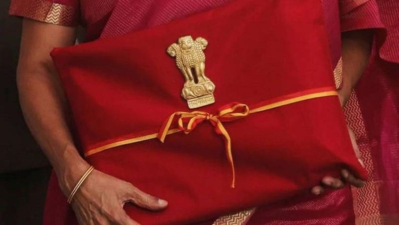 कई एक्सपर्ट्स का मानना है कि इस बजट में सरकार सेक्शन 80C के तहत टैक्स में छूट की लिमिट को बढ़ा कर 2.5 लाख तक कर सकती है। इसके अलावा, रियल एस्टेट में डिमांड को बढ़ावा देने के लिए नई नीतियां ला सकती है। इसमें होम लोन के प्रिंसिपल रिपेमेंट पर एग्जेम्प्शन लिमिट में छूट शामिल है। अगर ऐसा होता है तो इस सेक्टर में बूस्ट आ सकता है। (फाइल फोटो)