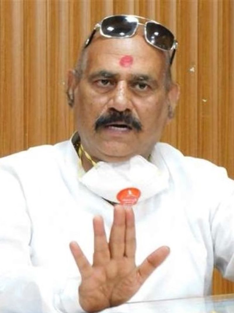वर्ष 2011 में विजय मिश्रा ने दिल्ली स्थित हौज खास में लंबी दाढ़ी और लंबे बालों में साधु वेश में समर्पण किया था। जेल में ही रहकर वर्ष 2012 में वह सपा के टिकट पर ज्ञानपुर से विधानसभा का चुनाव लड़े और फिर विजयी हुए।

