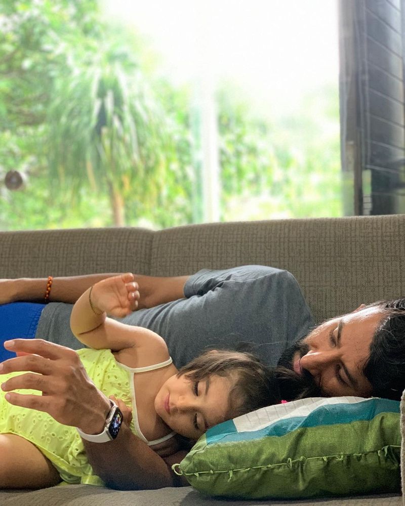 భారత టెస్టు స్పెషలిస్ట్ ప్లేయర్ ఛతేశ్వర్ పూజారా క్యూట్ ఫ్యామిలీ ఫోటోలు...