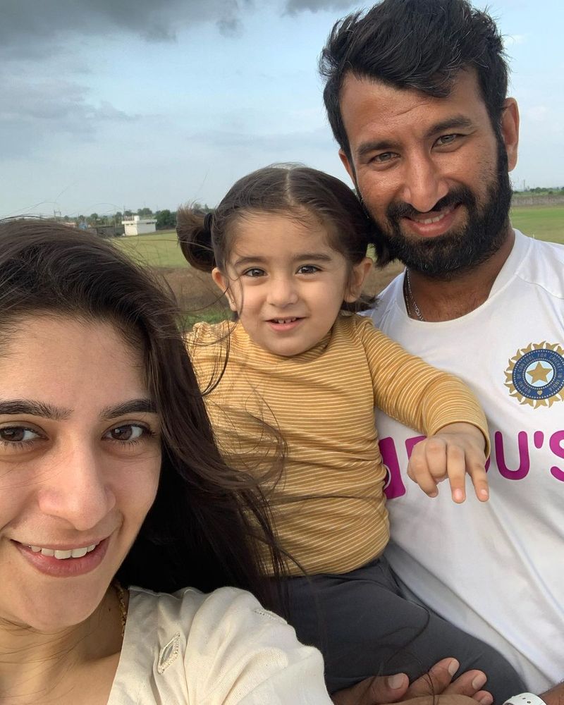 భారత టెస్టు స్పెషలిస్ట్ ప్లేయర్ ఛతేశ్వర్ పూజారా క్యూట్ ఫ్యామిలీ ఫోటోలు...