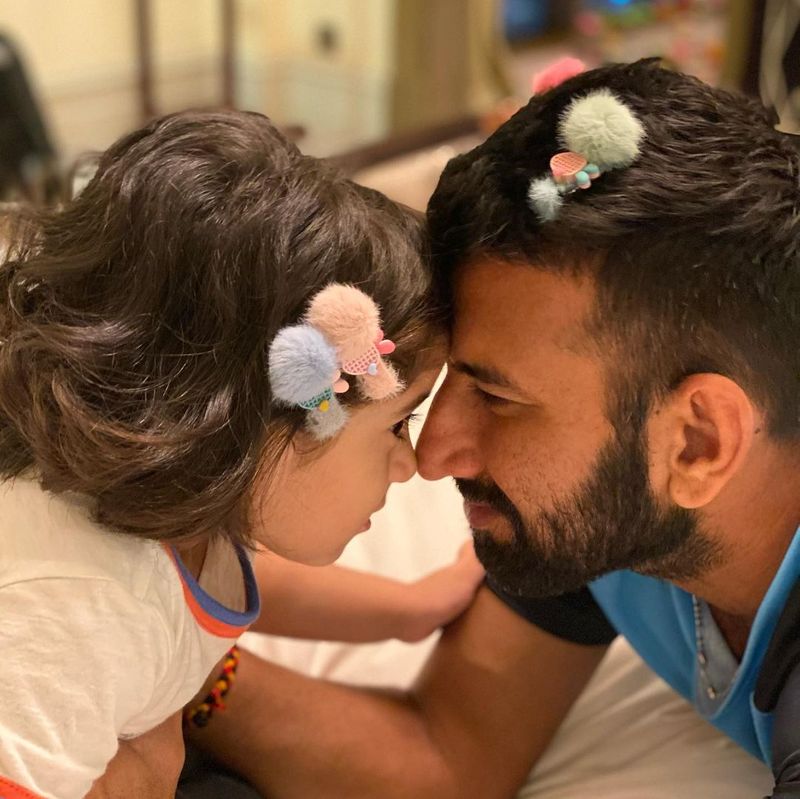 భారత టెస్టు స్పెషలిస్ట్ ప్లేయర్ ఛతేశ్వర్ పూజారా క్యూట్ ఫ్యామిలీ ఫోటోలు...