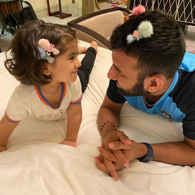 భారత టెస్టు స్పెషలిస్ట్ ప్లేయర్ ఛతేశ్వర్ పూజారా క్యూట్ ఫ్యామిలీ ఫోటోలు...