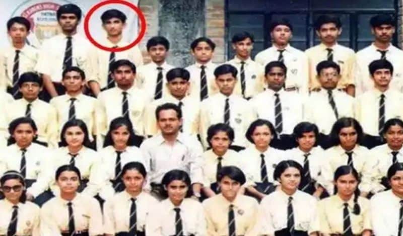 स्कूल डेज में ग्रुप फोटो के दौरान लाल घेरे में सुशांत सिंह राजपूत।