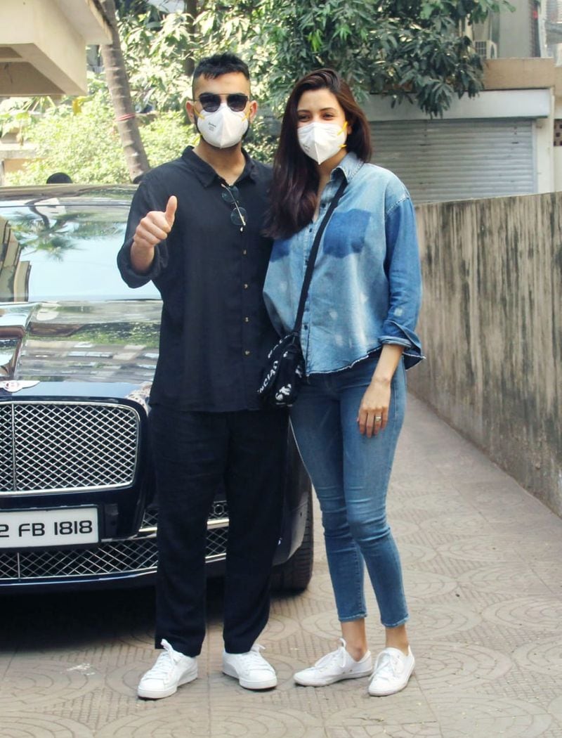 It seemed like Anushka Sharma has lost her baby-weight already and looked fit and healthy. Both of them paired their outfit with white sneakers. The couple looked super content, and their smiling faces are enough to say how happy they are.