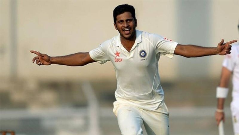 दूसरी ओर, शार्दुल (Shardul Thakur) ने इस मौका को शानदार तरीके से भुनाया। पहली पारी में बल्ले के साथ शार्दुल ने तब मोर्चा संभाला, जब 186 के स्कोर पर भारत के 6 विकेट गिरे चुके थे। उन्होंने इस पारी में 67 रन बनाए, इसके अलावा 7 विकेट भी झटके। 
