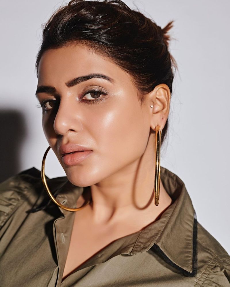ఈ సిరీస్ ప్రమోషన్స్ కోసం ముంబై వెళ్లిన సమంత అనేక కార్యక్రమాలలో పాల్గొంటున్నారు. ప్రొమోషనల్ ఈవెంట్స్ కోసం సమంత ధరిస్తున్న డిజైనర్ వేర్ ఆకట్టుకుంటుంది. అయితే తాజాగా సమంత ధరించి ఓ డ్రెస్ పై నెటిజెన్స్ ఫన్నీ కామెంట్స్ చేస్తున్నారు.