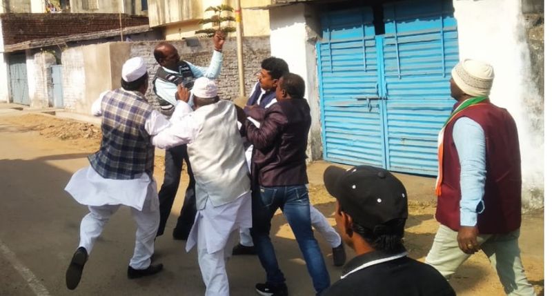कांग्रेसियों में हुए इस मारपीट की तस्वीर भी सोशल मीडिया पर दूसरे दिन खूब वायरल हो रही है, जिसे लेकर लोग तरह-तरह के कमेंट भी कर रहे हैं।