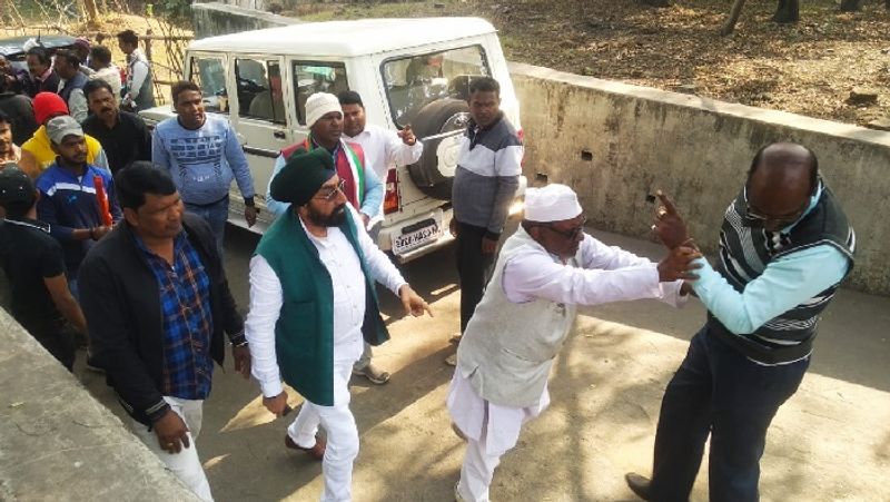 मामले में दोनों ही पक्षों की ओर से एक-दूसरे पर गाली गलौज और मारपीट की प्राथमिकी दर्ज करने की तहरीर दी गई है।
