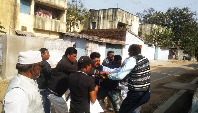 मजदूरों के विभिन्न मांगों को लेकर कांग्रेसी बुधवार को धरना दे रहे थे। बताते हैं कि धरना में संबोधन का अवसर न मिलने से गुस्सा कांग्रेस के मांडू प्रखंड कार्यकारी अध्यक्ष सह यंग ब्रिगेड कांग्रेस सेवादल के जिलाध्यक्ष श्याम सिंह ने आपत्ति जताई, जिसे लेकर वाद-विवाद बढ़ गया। 