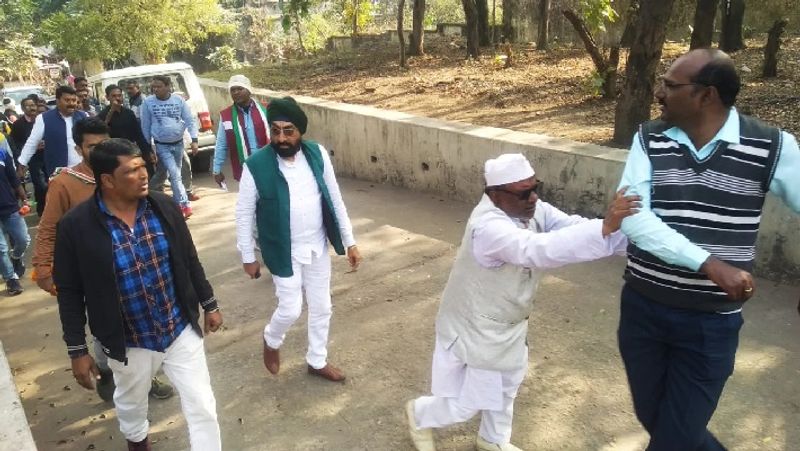 गाली गलौज करने का आरोप लगाते हुए राजीव गांधी पंचायती राज के प्रदेश को-आर्डिनेटर शांतनु मिश्रा, कांग्रेस जिलाध्यक्ष मुन्ना पासवान, पूर्व जिलाध्यक्ष बलजीत सिंह बेदी और मांडू प्रखंड अध्यक्ष सुधीर सिंह उन पर टूट पड़े, जिसके बाद प्रदर्शनकारी दो गुट में बंट गए। 