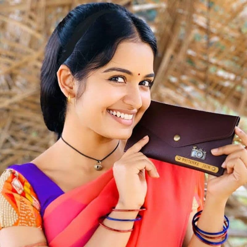 சிறிய வயதில் இருந்தே, அப்பாவால் ஒதுக்கப்படும் நாயகி எப்படி அப்பாவின் பாசத்தை எப்படி அடைகிறார் என்கிற கதையை, சுவாரஸ்யமான காதல், செண்டிமெண்ட், போன்றவற்றை உள்ளடக்கி கூறி வருகிறார் இயக்குனர்.
