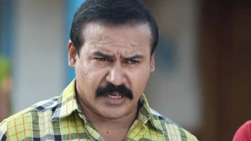 தற்போது இந்த சீரியலில் இது வரை அப்பாவின் பாசத்திற்காக ஏங்கி கொண்டிருந்த கண்மணியை, தன் மகள் என ஊரறிய பஞ்சாயத்து வைத்து அறிவித்து பாசத்தை தந்தை பொழிந்து வருவதால், இந்த சீரியல் விரைவில் முடிவடையும் என கூறப்படுகிறது.