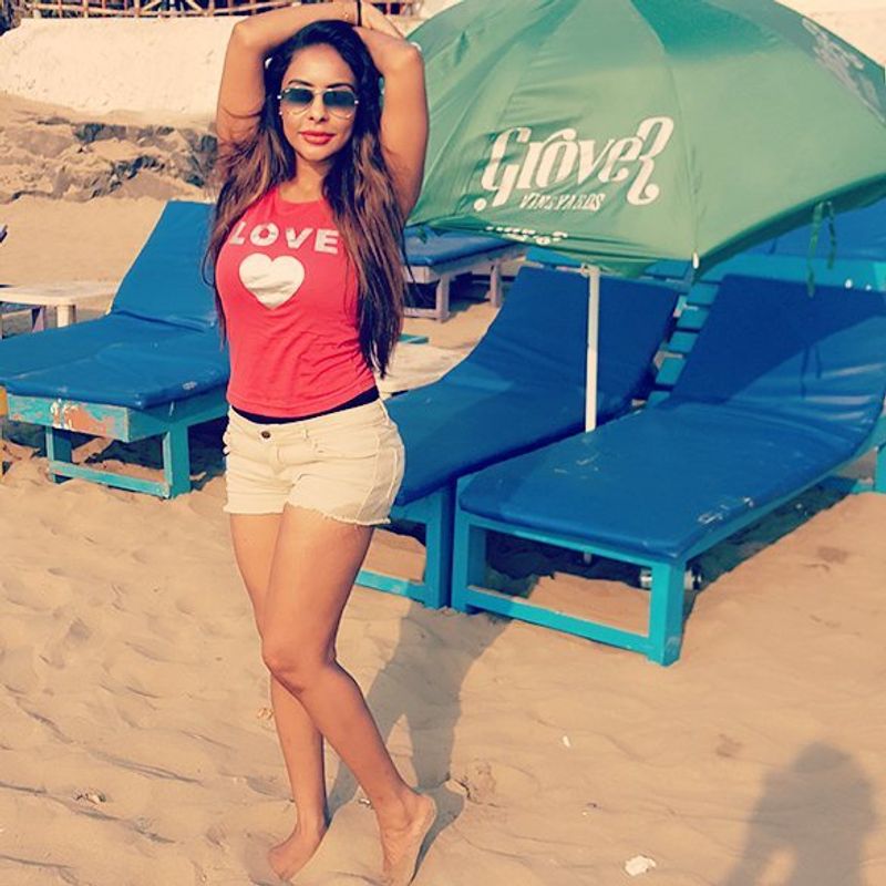 తన ఫిగర్ గురించి ఓపెన్ గా మాట్లాడే శ్రీరెడ్డి అనేక ఇంటర్వ్యూలలో కెమెరా ముందు బోల్డ్ కామెంట్స్ చేశారు. ఇక పరిశ్రమకు సంబంధించిన అనేక విషయాలపై శ్రీ రెడ్డి తనదైన శైలిలో స్పందిస్తారు.