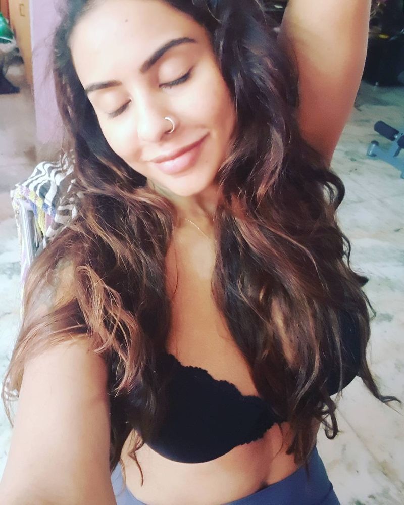 అప్పటి నుండి టాలీవుడ్ లో శ్రీ రెడ్డి ఒక సంచలనంగా మారారు. నేను నాన్న అబద్దం అనే ఓ మూవీతో వెండితెరకు శ్రీ రెడ్డి పరిచయం అయ్యారు.