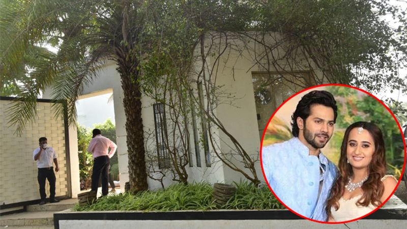 कोरोना वायरस के चलते वरुण-नताशा की शादी में उनके परिवारों के कुछ लोग ही शामिल होंगे। यह बड़ी पंजाबी शादी होगी लेकिन कोविड-19 की वजह से मेहमान गिने चुने होंगे। अलीबाग में वरुण की शादी के लिए 200 लोगों की गेस्ट लिस्ट तैयार कर ली गई है।