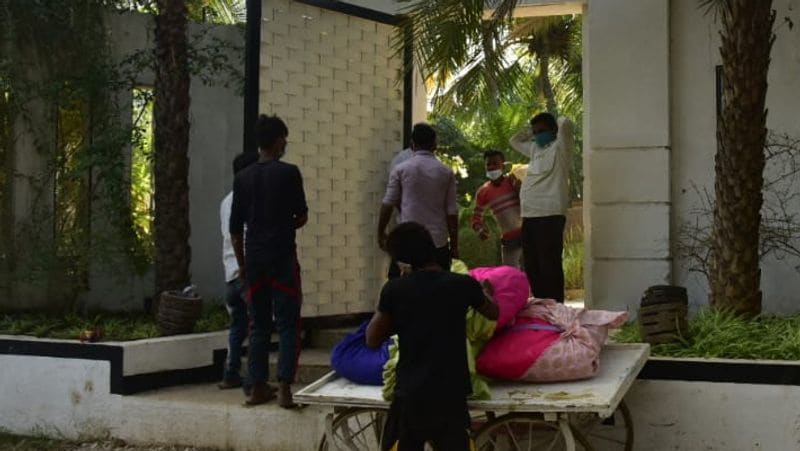 वरुण ने बताया था- नताशा ने उनका प्रपोजल स्वीकार करने से पहले कई बार रिजेक्ट कर दिया था, लेकिन कभी उम्मीद नहीं छोड़ी थी। हम दोनों 11वीं या 12वीं क्लास तक बस एक क्लोज फ्रेंड थे, लेकिन अचानक एक दिन उन्हें एहसास हुआ कि वह नताशा से प्यार करने लगे हैं। वरुण को प्यार का एहसास पहली बार बास्केट बॉल कोर्ट में हुआ था।