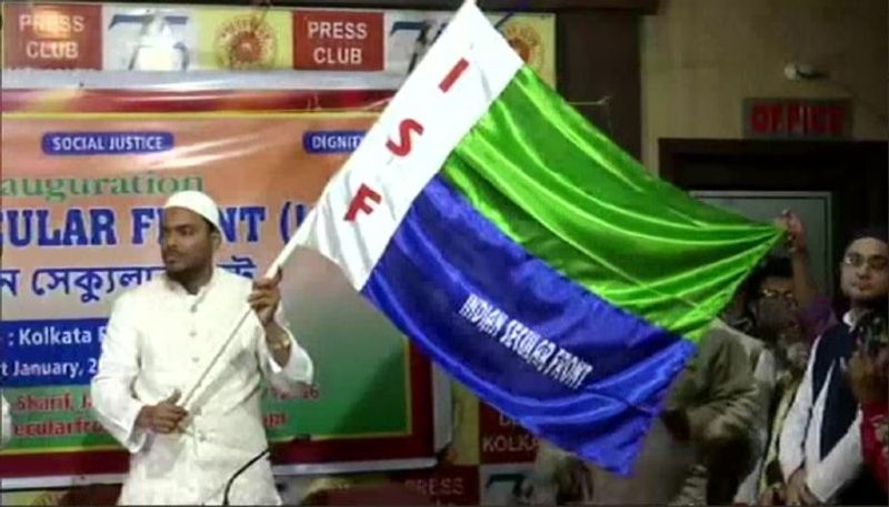 <p>গত ২১ জানুয়ারি ইন্ডিয়ান সেকুলার ফ্রন্ট নামে আত্মপ্রকাশ করে আব্বাসের রাজনৈতিক দল। রাজ্যের সংখ্যালঘু অধ্যুষিত এলাকায় জনপ্রিয়তার শীর্ষে পৌছে যান 'ভাইজান'। এবারের ভোটে তারদলই ফ্যাক্টর হতে চলেছে বলে ঘোষণা করেন তিনি।<br />
</p>
