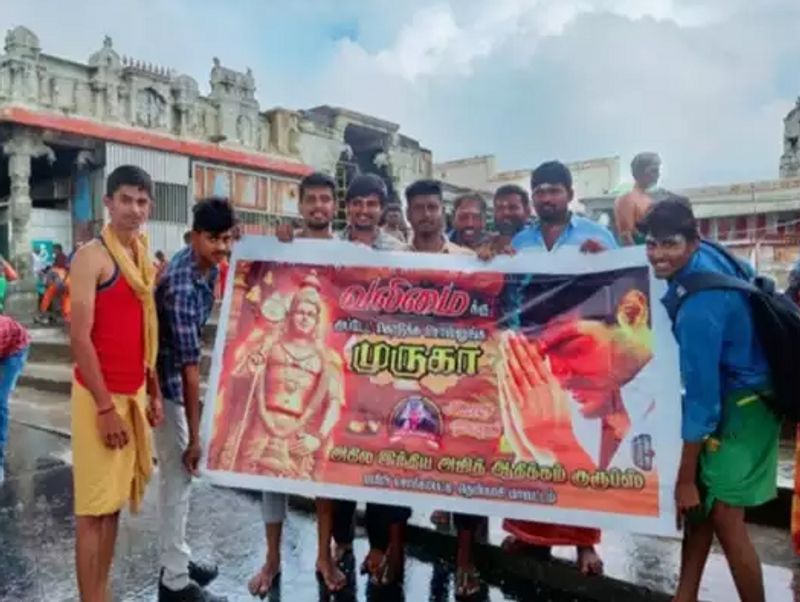 போஸ்டர், பேனர், ட்ரெண்டிங் ஹேஷ்டேக் மூலமாக எல்லாம் அப்டேட் கேட்டு அலுத்து போன தல ரசிகர்கள் கடைசியாக, மூக்குத்தி அம்மனில் ஆரம்பித்து திருச்செந்தூர் முருகன் வரை அப்டேட் கேட்டு வருகின்றனர்.

