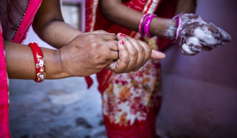 जिस आश्रम में शारदा रह रही है, वहां अभी 4 कोरोना मरीज और हैं। लेकिन सभी आते हैं और ठीक होकर चले जाते हैं। शारदा बेचारी 28 अगस्त से इस वार्ड में ही पड़ी है। उसने भी थक हारकर अब कोरोना से उसे छोड़ देने की बात कही। 