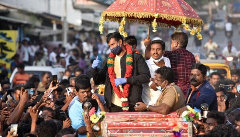 బిడ్డ పుట్టిన ఐదు నెలల తర్వాత కళ్లారా చూసుకున్న నట్టూకి... స్వగ్రామంలో అద్భుతమైన స్వాగతం లభించింది... వేలాదిగా తరలివచ్చిన అభిమానులు, ఊరేగింపుగా నటరాజన్కి ఇంటికి తీసుకెళ్లారు...