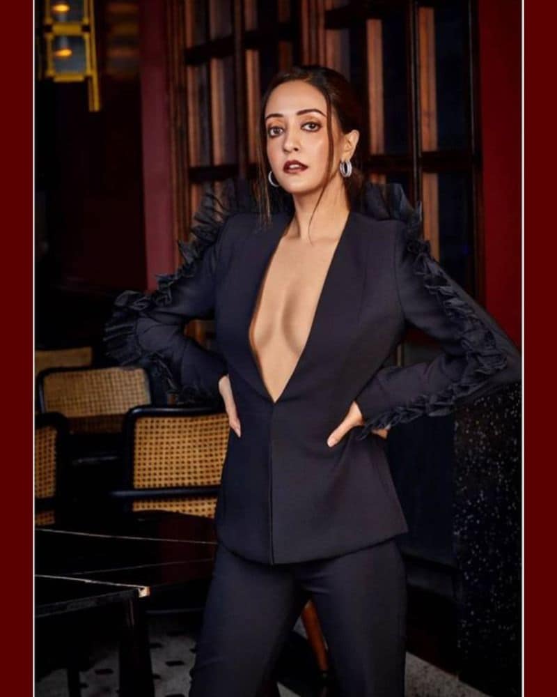 <p> খোলা বুকেই হোক কিংবা ব্যাকলেস সবেতেই নেটদুনিয়ায় কাঁপাচ্ছেন মহানায়িকা সুচিত্রা সেনের নাতনি রাইমা সেন। </p>