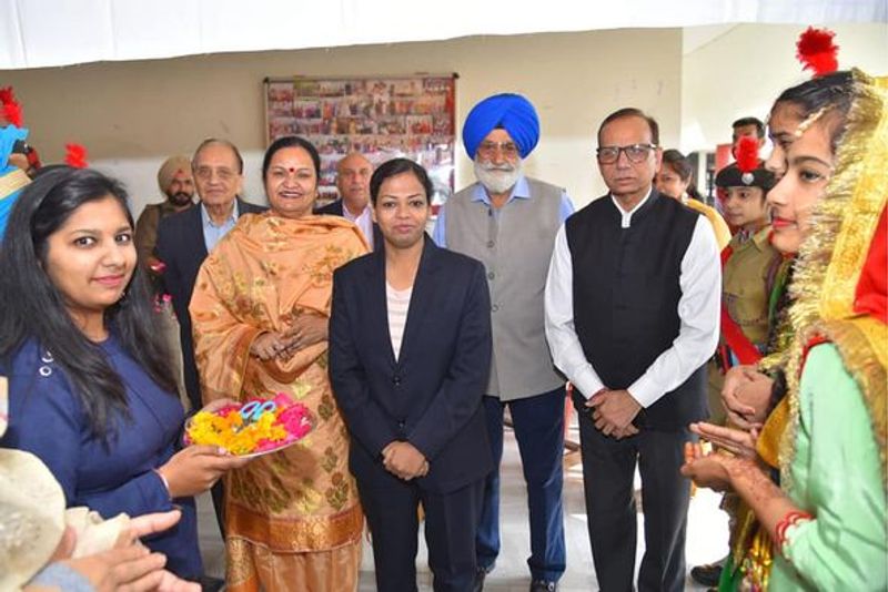 प्रेग्नेंसी के कठिन समय में दिया आईपीएस का इंटरव्यू
प्रज्ञा पहले प्रयास में हीं इंटरव्यू तक पहुंच तो गई, लेकिन इंटरव्यू में कुछ नंबर कम होने के चलते फाइनल लिस्ट में जगह नहीं मिल पाई, फिर जब दूसरे प्रयास का वक्त आया तो हेल्थ ने साथ नहीं दिया। इस बार वो प्रीलिम्स तक क्लीयर नहीं कर पाईं। फिर जब तीसरे प्रयास की बारी आई तो वो प्रेग्नेंसी का कठिन समय था। उस वक्त डॉक्टर ने उन्हें बेड रेस्ट की सलाह दे दी थी। डॉ. प्रज्ञा जैन बताती हैं कि तब भी उन्होंने हिम्मत नहीं हारी और हौसला रखकर फिर से इंटरव्यू तक पहुंच गई और इस बार किस्मत और मेहनत ने साथ दिया और साल 2017 में उनका आईपीएस (Indian Police Service IPS) में चयन हो गया।
