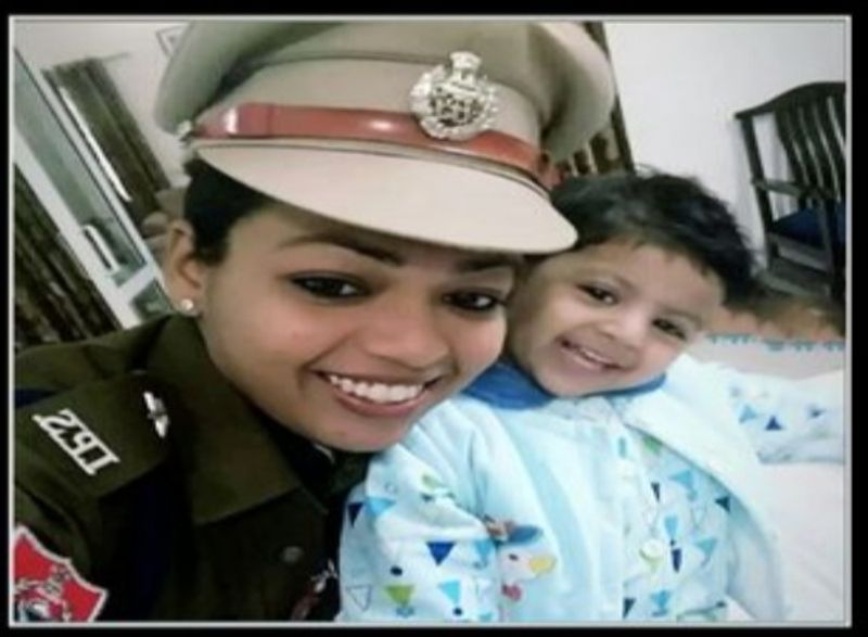 प्रज्ञा के सक्सेज टिप्स
प्रज्ञा कहती हैं कि कोचिंग लें या न लें लेकिन टेस्ट सीरीज जरूर ज्वॉइन करें। जब तक आप पेपर की प्रैक्टिस नहीं करेंगे तब तक मुख्य परीक्षा वाले दिन आपका प्रदर्शन अच्छा नहीं रहेगा। इसके साथ ही इंटरव्यू के लिए ज्यादा नहीं लेकिन कुछ मॉक टेस्ट जरूर दें। इससे आप माहौल से परीचित हो जाते हैं।