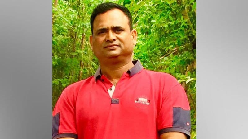 राजशेखर बताते हैं कि उन्हें पढ़ने का बहुत शौक है। वे एक कृषि अखबार पढ़ते थे। यहां से उन्हें खेती-किसानी के तौर-तरीके पत चले। राजशेखर ने शुरुआत में बागवानी शुरू की। आम, चीकू, नारियल आदि के पेड़ लगाए। मौसमी सब्जियां उगाईं। उस वक्त जानवर फसल खराब कर देते थे। खेतों में बाड़ लगाने की जरूरत थी। तभी उन्हें मालूम चला कि एक सरकारी नर्सरी में बांस के पौधे मुफ्त मिल रहे हैं। राजशेखर वहां से 40 हजार पौधे लेकर आए और खेत की मेढ़ पर उन्हें लगा दिए। पहले यही मकसद था कि इससे बाड़ तैयार हो जाएगी और जानवर फसल को नुकसान नहीं पहुंचाएंगे।
