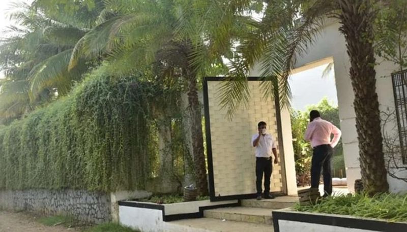 আলিবাগের ম্যানশনেই কেবল অনুষ্ঠিত হয়নি বিয়ের নানা আচার অনুষ্ঠান। শাহরুখের বাংলো জুড়েও সেজে উঠেছিল বিয়ের সাজসজ্জা।