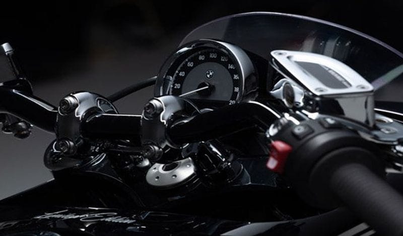 <p> ಆಲ್-ನ್ಯೂ BMW R18 ಕ್ಲಾಸಿಕ್ BMW ಮೋಟರಾಡ್ನ ಕ್ರೂಸರ್ ವ್ಯಾಖ್ಯಾನವು ಬ್ರಾಂಡ್ನ ಸಂಪ್ರದಾಯದಲ್ಲಿ ಮುಂದುವರಿದಿದೆ ಮತ್ತು ಕಳೆದುಹೋದ ಸಮಯಗಳ ಸ್ಟೈಲ್ ಅನ್ನು ವಿಶ್ವಾಸಾರ್ಹವಾಗಿ ಪ್ರದರ್ಶಿಸುತ್ತದೆ. ಇದರ ಕಾರ್ಯ ನಿರ್ವಹಣೆಯ ಮತ್ತು ಸ್ಟೈಲಿಷ್ ಡಿಸೈನ್ ಅಂಶಗಳಾದ ಡಬಲ್ ಕ್ರಾಡಲ್ ಫ್ರೇಮ್, ಟಿಯರ್ ಡ್ರಾಪ್ ಟ್ಯಾಂಕ್ ಮತ್ತು ತೆರೆದಿಟ್ಟ ಡ್ರೈವ್ಶಾಫ್ಟ್ ಮತ್ತು ಪೇಂಟ್ವರ್ಕ್ ಅತ್ಯುತ್ತಮವಾಗಿ ಬಿಡಿಸಿದ ಡಬಲ್ ಪಿನ್ ಸ್ಟ್ರೈಪ್ಸ್ 1936 ರ ಪ್ರಖ್ಯಾತ ಬಾಕ್ಸರ್ನ ಸ್ಮರಣೆ ತರುತ್ತವೆ. ಕ್ಲಾಸಿಕಲಿ ಡಿಸೈನ್ಡ್ ಸಕ್ರ್ಯುಲರ್ ಇನ್ಸ್ಟ್ರುಮೆಂಟ್ ಇಂಟಿಗ್ರೇಟೆಡ್ ಡಿಸ್ಪ್ಲೇಯೊಂದಿಗೆ ಡೆಕೊರೇಟಿವ್ ಕ್ರೋಮ್ ರಿಂಗ್ನೊಂದಿಗೆ ಮೆಟಲ್ ಹೌಸಿಂಗ್ ಸುತ್ತುವರಿದಿದೆ. ಸಿಕಲ್ ಶೇಪ್ಡ್ ಗ್ರಾಫಿಕಲ್ ಡೇಟೈಮ್ ರನ್ನಿಂಗ್ ಲೈಟ್ BMW R ಮೋಟರಾಡ್ ಹೆರಿಟೇಜ್ ಹೆಗ್ಗುರುತನ್ನು ಮತ್ತಷ್ಟು ಹೆಚ್ಚಿಸುತ್ತದೆ. ಸ್ಟೀರಿಂಗ್ ಹೆಡ್ನಿಂದ ಪ್ರಾರಂಭಿಸಿ, ಸೆಂಟ್ರಲ್ ಫ್ರೇಮ್ ಟ್ಯೂಬ್ ಮತ್ತು ಸ್ವಿಂಗ್ಆರ್ಮ್ ಟಾಪ್ ಫ್ರೇಮ್ ಟ್ಯೂಬ್ಸ್ ಕೇಂದ್ರ ವಿನ್ಯಾಸದ ಅಂಶವಾಗಿ ಕೆಲಸ ಮಾಡುವ ಸತತ ಕಾರ್ಯಗಳ ಸರಣಿಯನ್ನು ವೀಕ್ಷಣೆಯಲ್ಲಿ ದೃಢಪಡಿಸುತ್ತದೆ</p>