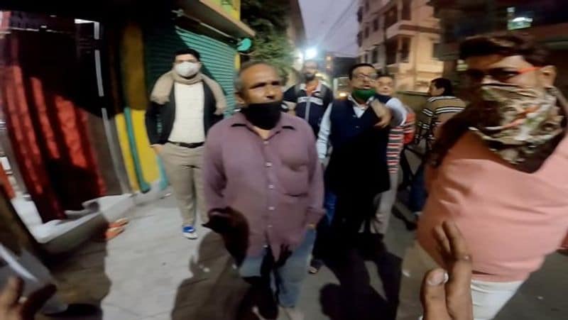 हालांकि, मोहल्ले वाले उसकी बात को मानाने की लिए बिलकुल तैयार नहीं थे और कई लोगों को भी बुला लेते हैं। बात बढ़ती देख बाइकर अपने पिता को बिला लेता है। बाइक चालक के पिता भी अपने बेटे की तरफ से माफी मांगते हुए उसे जाने देने की विनती करते हैं। लेकिन मोहल्ले वाले नहीं मानते और बहस जारी रहती है।
