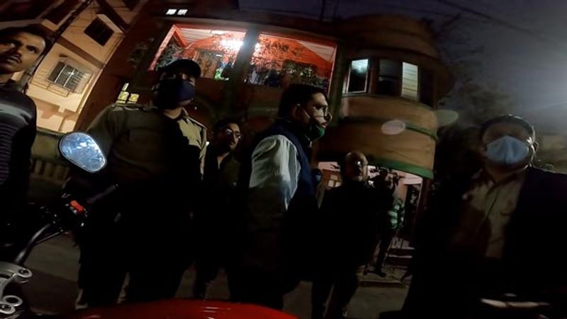 बात इतनी बढ़ जाती है कि पुलिस को बुला लिया जाता है। पुलिस के सामने भी पड़ोसी बाज नहीं आते और बाइकर से बदतमीजी करते हैं।
बाइकर इस पूरे घटना क्रम की रिकॉर्डिंग अपने हेलमेट में लगे कैमरे पर कर रहा होता है, इतने में कुछ लोग उसे रिकॉर्डिंग बंद करने कहते है और ऐसा नहीं करने पर हेलमेट को फेंक देने की धमकी देते हैं।