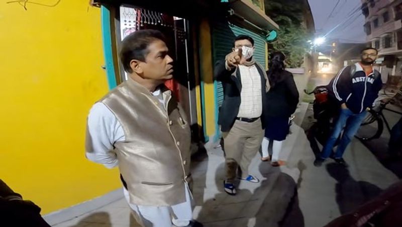 पुलिस यह समझने की कोशिश करती है कि मोटरसाइकिल की आवाज कितनी है। इसके लिए एक पुलिसवाला बाइक के पीछे बैठकर कुछ दूर तक सफर भी करता है। बाद में, लिखित शिकायत के कारण पुलिस को उसे हिरासत में लेना पड़ता है।

