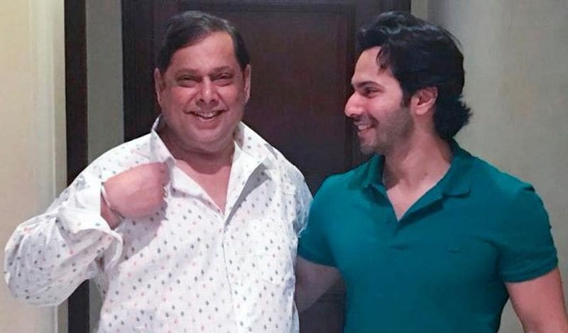 गौरतलब है कि वरुण धवन अपनी शादी को बड़े स्केल पर सेलिब्रेट करना चाहते थे, लेकिन पिता डेविड धवन के कहने पर उन्होंने प्लान चेंज किया है। (फोटो - पिता डेविड धवन के साथ वरुण)