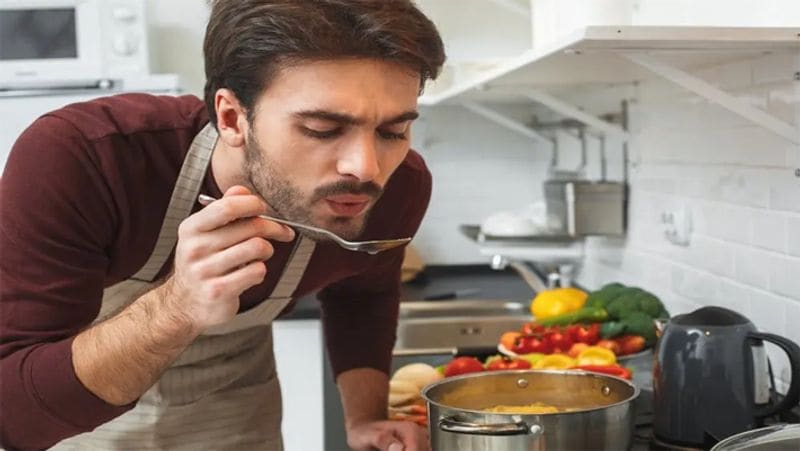 5 - महिलाओं को ऐसे पुरुष ज्यादा आकर्षित करते हैं जो अच्छा खाना बनाना जानते हों। कई सारी रिसर्च में कहा गया है कि 100 में 80 महिलाएं अपने पार्टनर में एक बेहतरीन कुक ढूंढ़ती हैं।