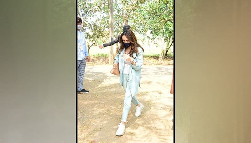 Rohit Dhawan's wife Janvi Dhawan was also clicked as they reached Alibaug.
