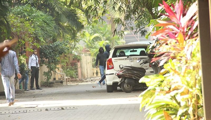 Groom-to-be Varun Dhawan also left from his residence in Mumbai and reached the destination. 