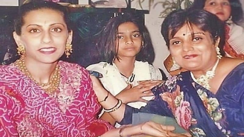 वीना नागदा बॉलीवुड में श्रीदेवी और सोनम कपूर की मां सुनीता कपूर तक को मेहंदी लगा चुकी हैं। 3 साल पहले सोनम कपूर की शादी में भी वीना ने ही मेहंदी लगाई थी। वीना नागदा ने बालीवुड की कई एक्ट्रेस की शादी में मेहंदी लगाई है। 