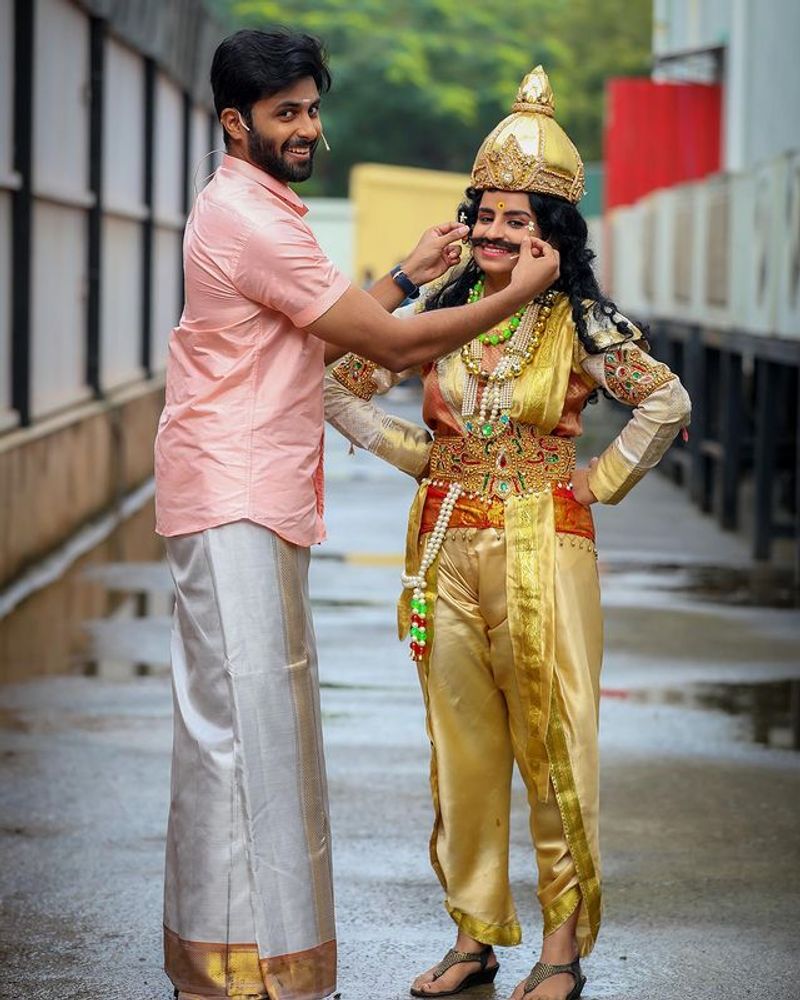 தற்போது கொரோனா லாக்டவுன் காரணமாக வீட்டிற்குள் முடங்கி கிடக்கும் விஜய் டி.வி. பிரபலங்கள் பலரும் சோசியல் மீடியாக்களில் ரசிகர்கள் கேட்கும் கேள்விக்கு கலகப்பாக பதிலளித்து வருகின்றனர். அப்படித்தான் ஷிவாங்கியும் தன்னுடைய ட்விட்டர் பக்கத்தில் ரசிகர்கள் கேட்ட கேள்விகளுக்கு எவ்வித ஒளிவு மறைவும் இன்றி பளீச்சென பதில் கொடுத்திருக்கிறார். 