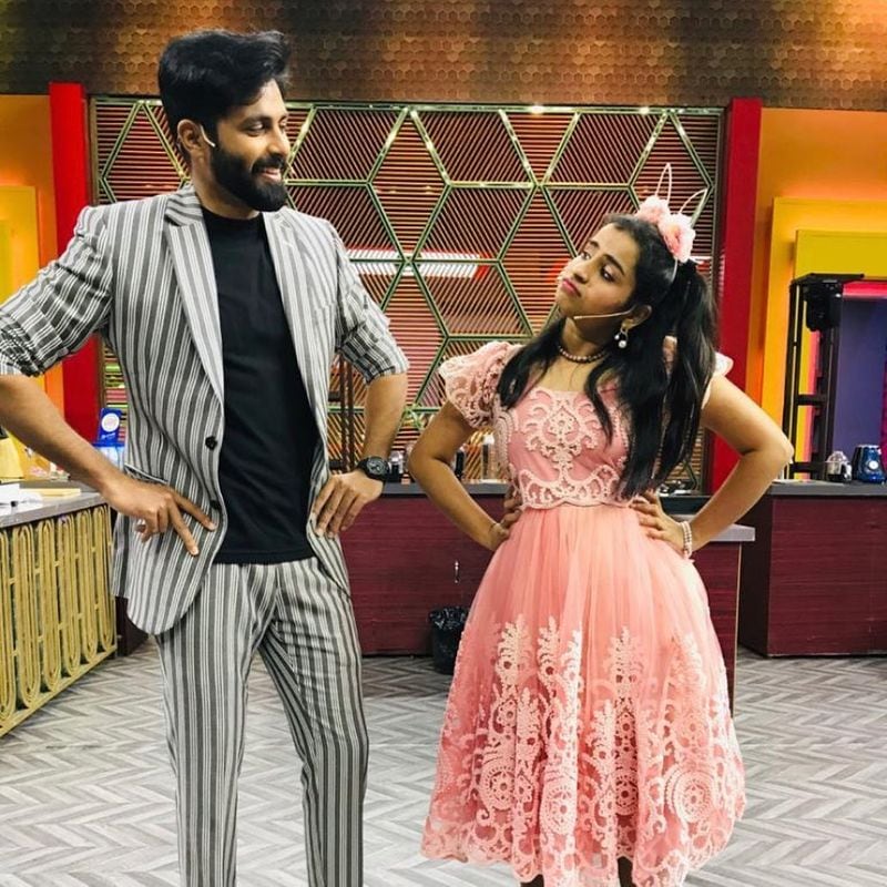 ஷிவாங்கிக்கு அஸ்வினிடம் பிடிச்ச நேச்சர் என்ன செல்லம்மா? என ரசிகர் ஒருவர் கேட்ட கேள்வி, அவருடைய கடின உழைப்பும், டெடிகேஷனும் எனக்கு ரொம்ப பிடிக்கும். அவர்கிட்ட எனக்கு எல்லாமே ரொம்ப பிடிக்கும். ஆனால் அவர் ஒரு விஷயத்தை செய்வதற்கு முன்னாடி ஒரு எபெக்ட் போடுவாரு இல்லையா? அது தான் நான் அவர் கிட்ட இருந்து கத்துக்கணுன்னு நினைக்கிறேன். அவர் உடைய சுத்தம் மற்றும் டிரெஸிங் சென்ஸும் ரொம்ப பிடிக்குன்னு சொல்லியிருக்காங்க. 
