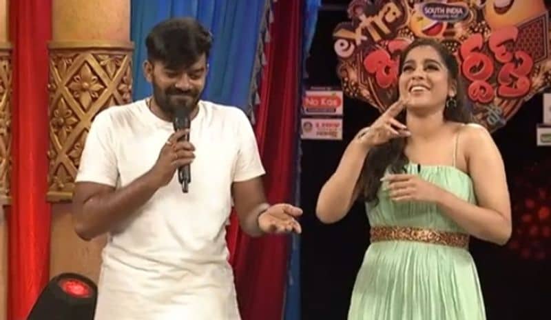 రోజా ముదురు బెండకాయ్ అని సుధీర్ ని అనడంతో రష్మీ గట్టిగా నవ్వేసింది. అలాగే ముదురు బెండకాయ్ ఎలా ఉంటుందో ఊహించుకుంటున్నాను అని రష్మీ సెటైర్ వేశారు.