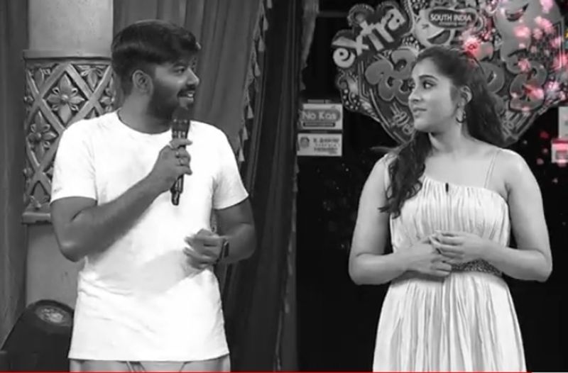 ఆ ప్రశ్నకు వేదికపై వీరిద్దరూ సిగ్గుపడి ఒకరిని ఒకరు చూసుకున్నారు. దీనితో రష్మీ, సుధీర్ ల సమాధానం ఏమై ఉంటుందని అందరూ ఆతృతగా ఎదురుచూశారు.