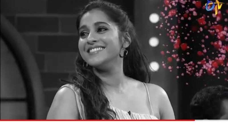 ఐతే పెళ్లి, ప్రేమపై వీరు క్లారిటీ ఇవ్వడం లేదు. మేము ప్రేమికులం కాదని కొన్ని సందర్భాలలో చెప్పినా... పెళ్లి ఎవరితో అనేది స్పష్టత ఇవ్వడం లేదు. దీనితో సుధీర్- రష్మీ ల పెళ్లి మ్యాటర్ ని కొట్టి పారేయలేం అని కొందరు వాదిస్తున్నారు.