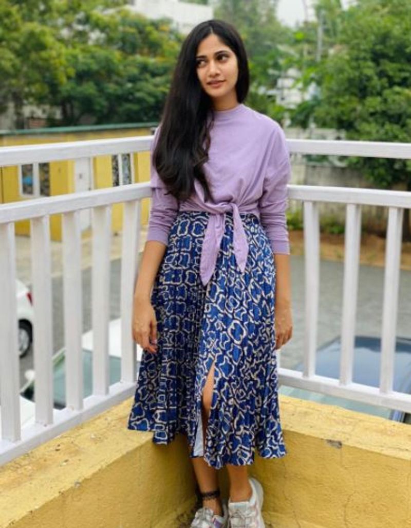 பிக்பாஸ் நிகழ்ச்சியில் லாஸ்லியா வெற்றி பெறாவிட்டாலும் தமிழகத்தில் பட்டி, தொட்டி எல்லாம் ரசிகர்கள் பட்டாளை சேர்த்துவிட்டார். அதனால் இலங்கை பெண்ணான லாஸ்லியாவிற்கு பட வாய்ப்புகள் குவிந்து வருகிறது. நடிகர் ஆரி நடிக்கும் படம் ஒன்றிலும், சி.எஸ்.கே அணியின் முக்கிய வீரர்களில் ஒருவரான இந்திய அணியின் கிரிக்கெட் வீரர் ஹர்பஜன் சிங் நாயகனாக நடிக்க உள்ள, 'Friednship' என்கிற படத்திலும் நடித்து வருகிறார் இந்த படம் விரைவில் வெளியாகும் என எதிர்பார்க்கப்படுகிறது.