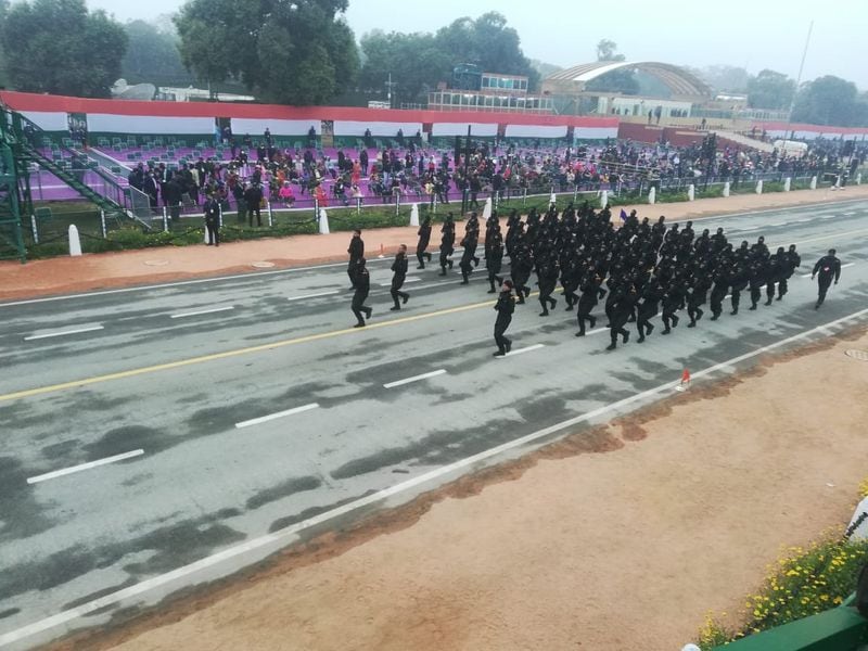 Metro Rail Service has remained available for commuters at all Metro Stations during the full Dress Rehearsal Ceremony. However, boarding/de-boarding at the Kendriya Sachivalaya, Udyog Bhawan from 5 am till noon on Saturday.