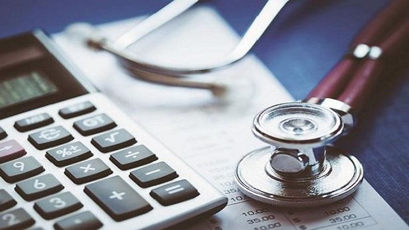 जानकारी के मुताबिक, कई राज्यों ने कोविड-19 के इलाज और वैक्सीनेशन के लिए एक दर को तय किया है। हालांकि, जब यह महामारी काफी बढ़ी हुई थी, तब अस्पतालों ने इस दर को नहीं माना। अस्पतालों ने कोरोना के इलाज के लिए मनमाना खर्च वसूला और एक दिन के लिए 25-25 हजार रुपए तक के बिल बनाए। (फाइल फोटो)