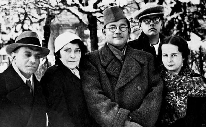 नेताजी सुभाष चंद्र बोस ने साल 1937 में अपनी सेक्रेटरी और ऑस्ट्रियन युवती एमिली से शादी की। दोनों की एक बेटी अनीता हुई, और वर्तमान में वो जर्मनी में अपने परिवार के साथ रहती हैं।